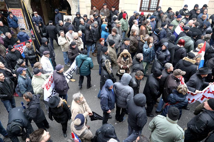 Prosvjednici došli do Kamenitih vrata, dalje ne mogu: 'Izdaja!'