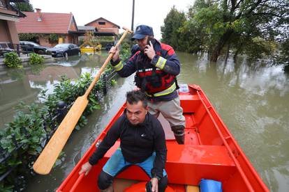 Poplavljeni Brodarci uz rijeku Kupu, ljudi spašavaju životinje