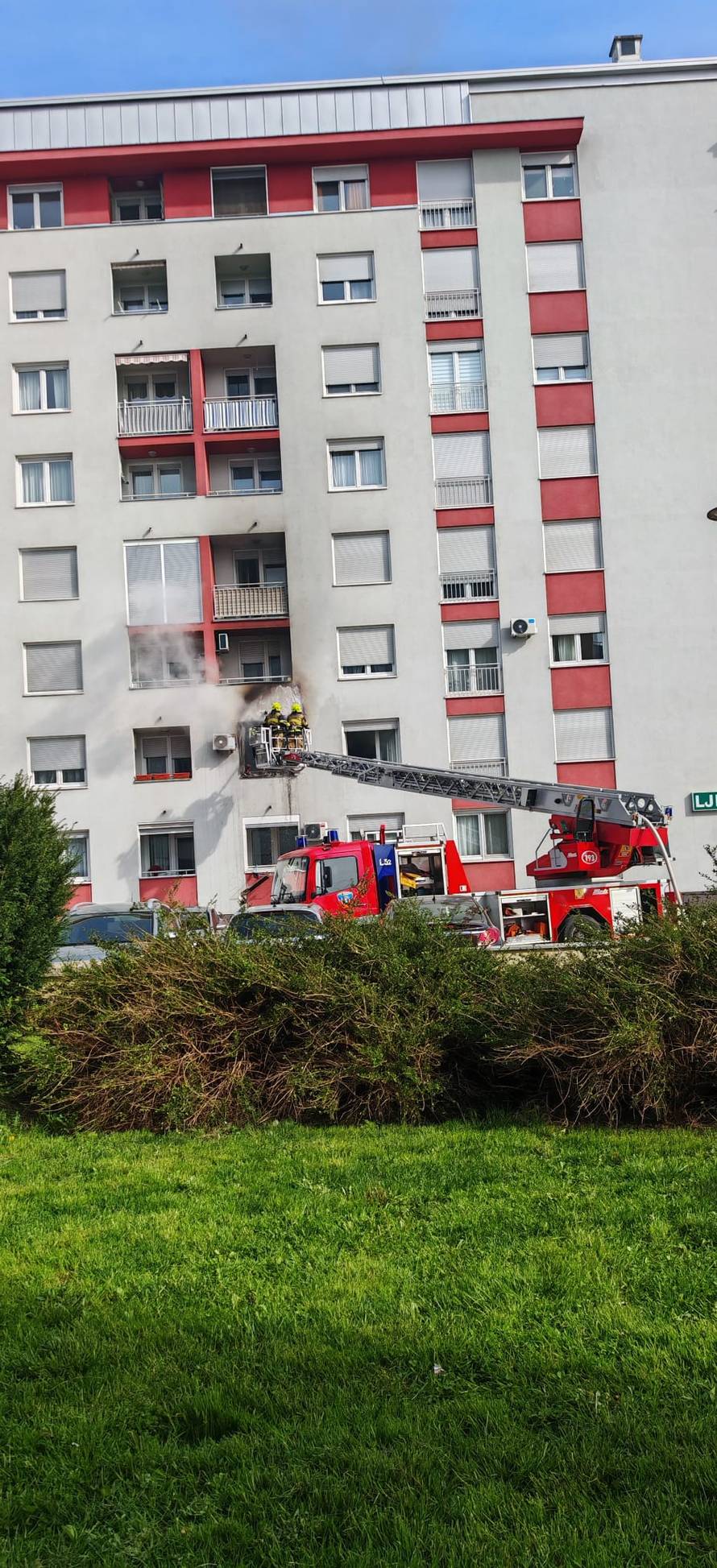 VIDEO Buknuo je požar na balkonu stana u Zagrebu!