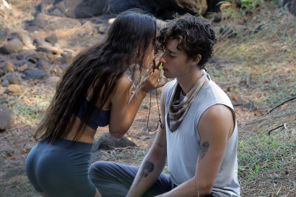 ** PREMIUM EXCLUSIVE ** Shawn Mendes appears to get a bizarre shamanic plant medicine blown up his nose - as the newly single singer gets close to a mystery brunette during a beach meditation session.