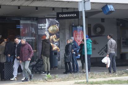 FOTO Velike gužve kod dućana i pekarnice na kolodvoru u Zagrebu: 'Red je cijelom ulicom'