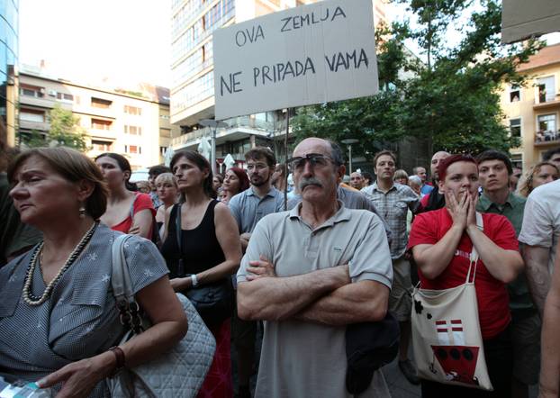 ARHIVA - 2010. Zagreb: Aktivisti za Varšavsku prosvjedovali pred sjedištem SDP-a 