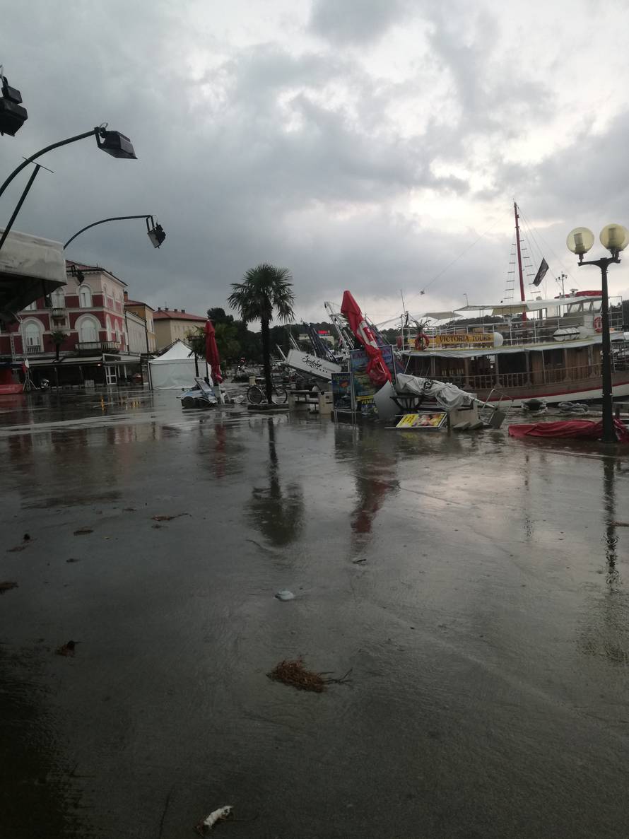 Stiglo jako nevrijeme: Padaju kiša i tuča, puše olujni vjetar