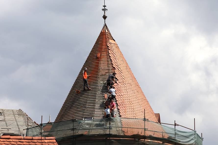 Zagreb: Izazovni pothvat postavljanja crijepova na toranj Nadbiskupskog dvora