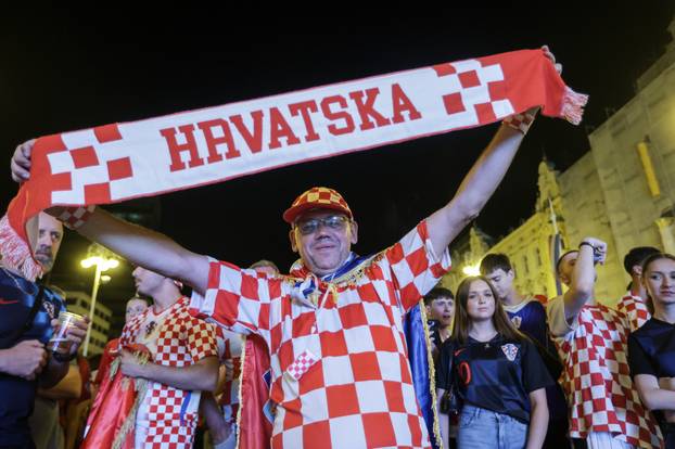 Zagreb: Navijači na na Trgu bana Jelačića prate utakmicu Hrvatska  - Portugal 
