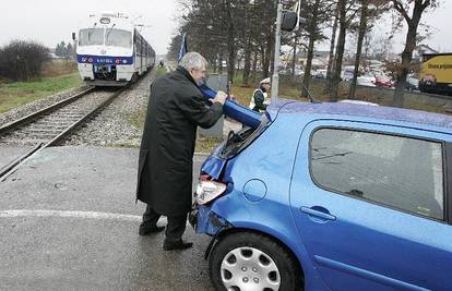 Provlačili se kroz rampu, trećeg vozača zakačio vlak