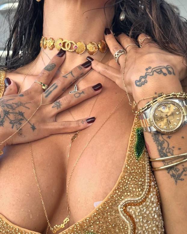 FOTO Ovo je nakit koji dizajnira Mia Khalifa: Kolekcije nazvala 'Šejtan' i 'Djevica Marija'