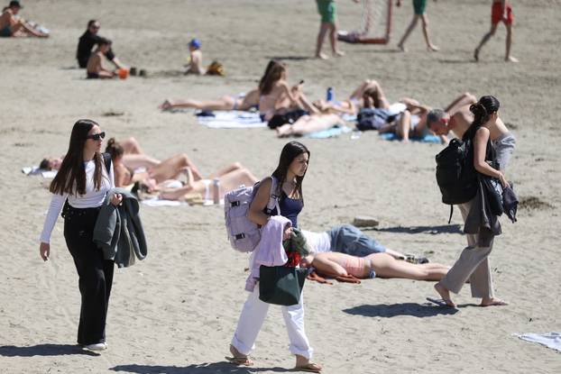 Split: Sunčanje na Bačvicama.