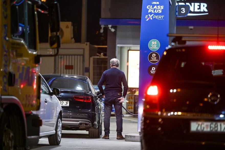 Gužve na benzinskim postajama zbog sutrašnjeg poskupljenja goriva