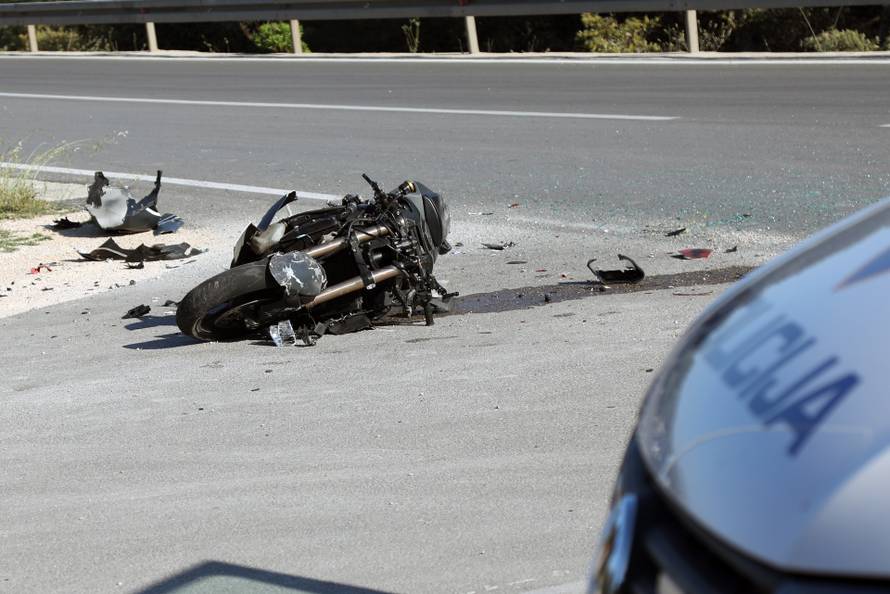 U prometnoj nereći kod Brodarice teško stradao motociklist