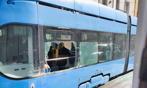 VIDEO Krš i lom u Zagrebu: Kamion se sudario s tramvajem!