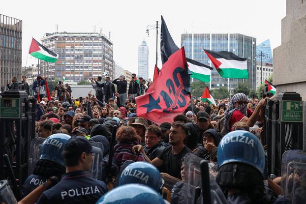 USB union holds nationwide strike, "Let's Block Everything," in solidarity with Gaza, in Milan