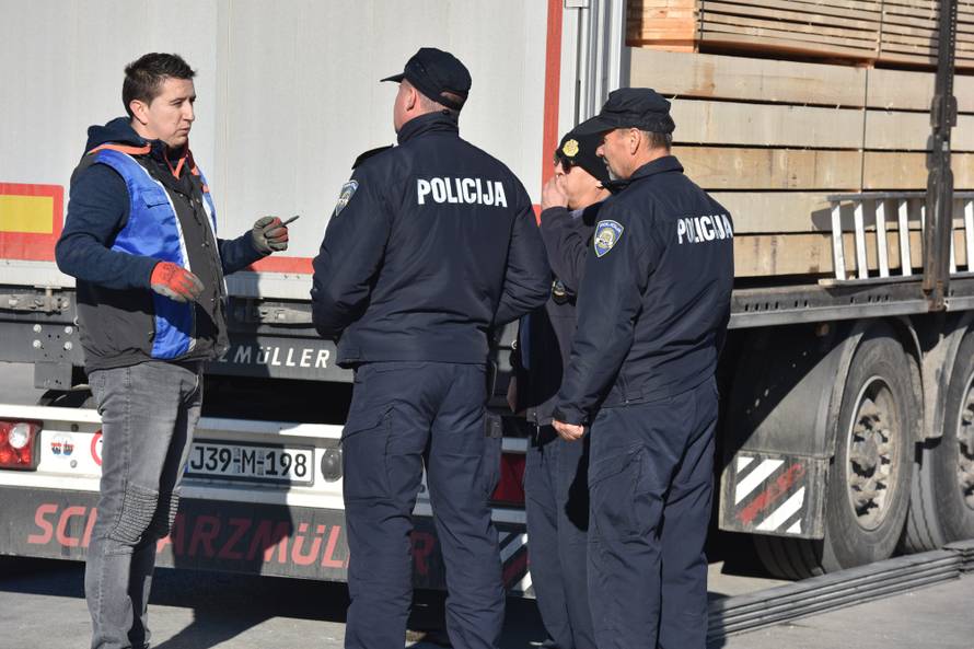 Migranti se ušuljali u kamion: Protjerat će ih iz Hrvatske...