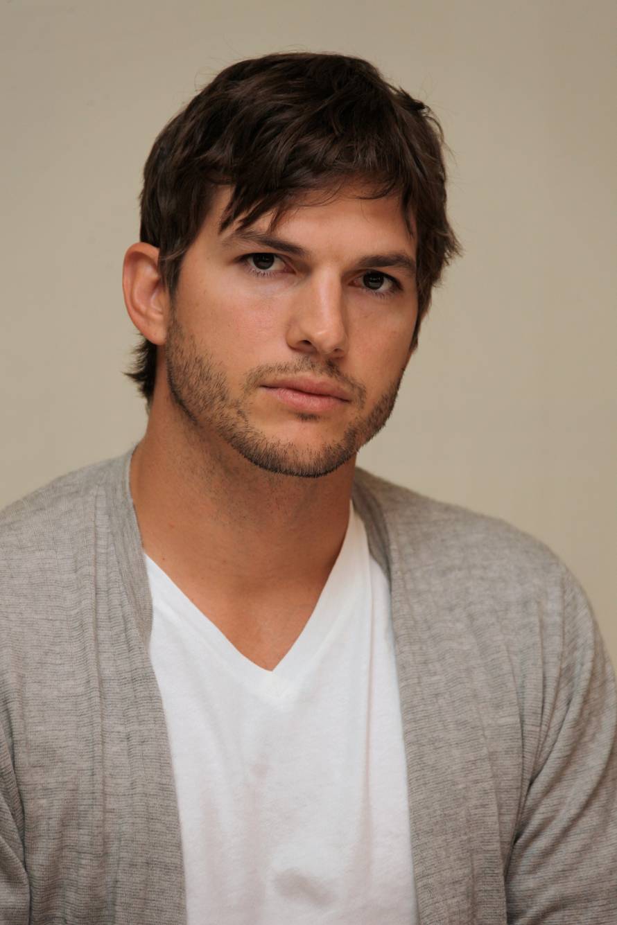 Ashton Kutcher attends "Jobs" junket - Los Angeles