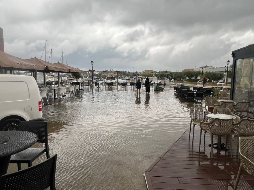 VIDEO Potop u Vodicama: Ima metar vode, čovjek macolom razbija ogradu samo da oteče...'
