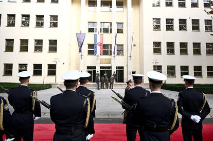 FOTO S crvenog tepiha micali list po list, Milanovića čuvali specijalci s antidron puškama