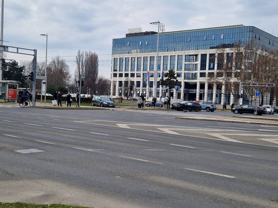 FOTO Kaos kod Avenue Malla: Sudarila se dva automobila, dvoje ljudi prevezeno u bolnicu