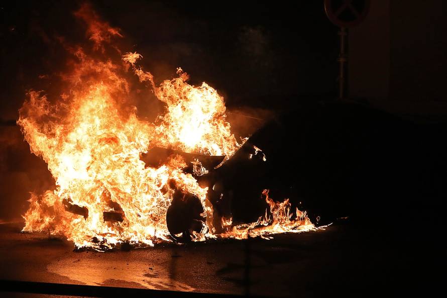 Buktinja kod zadarskih zidina: U noći izgorio luksuzni BMW