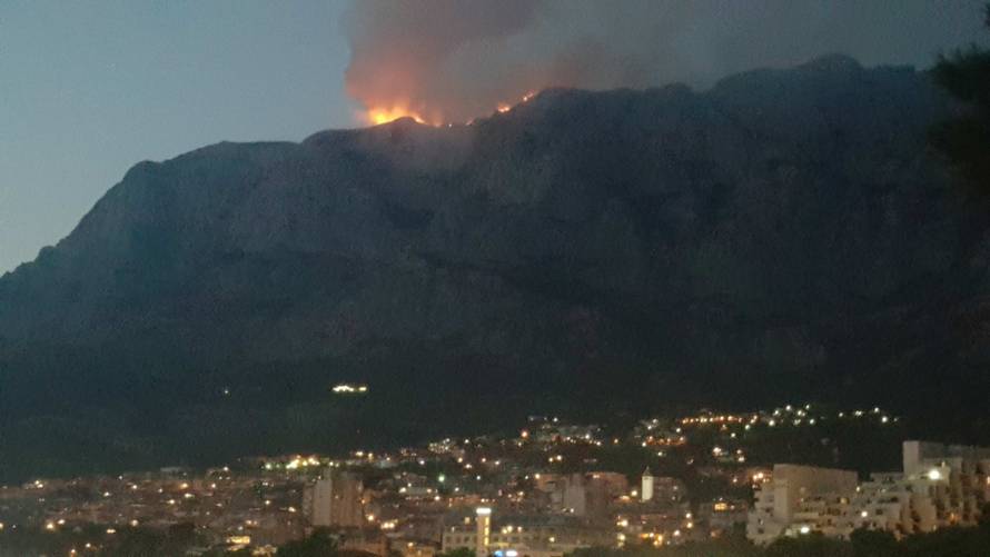 Kod Knina buknuo novi požar: Vatra guta šumu na Biokovu