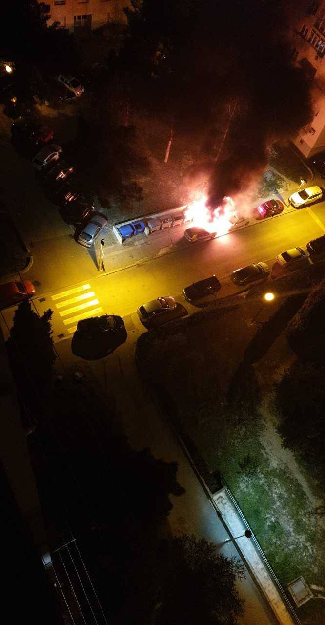 Požar auta u Splitu: Pucanje guma čulo se kao eksplozija
