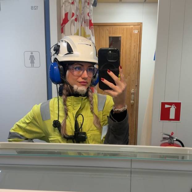 FOTO Plavokosa ljepotica radi na naftnoj platformi: Ljude to šokira! Dižem se u četiri ujutro