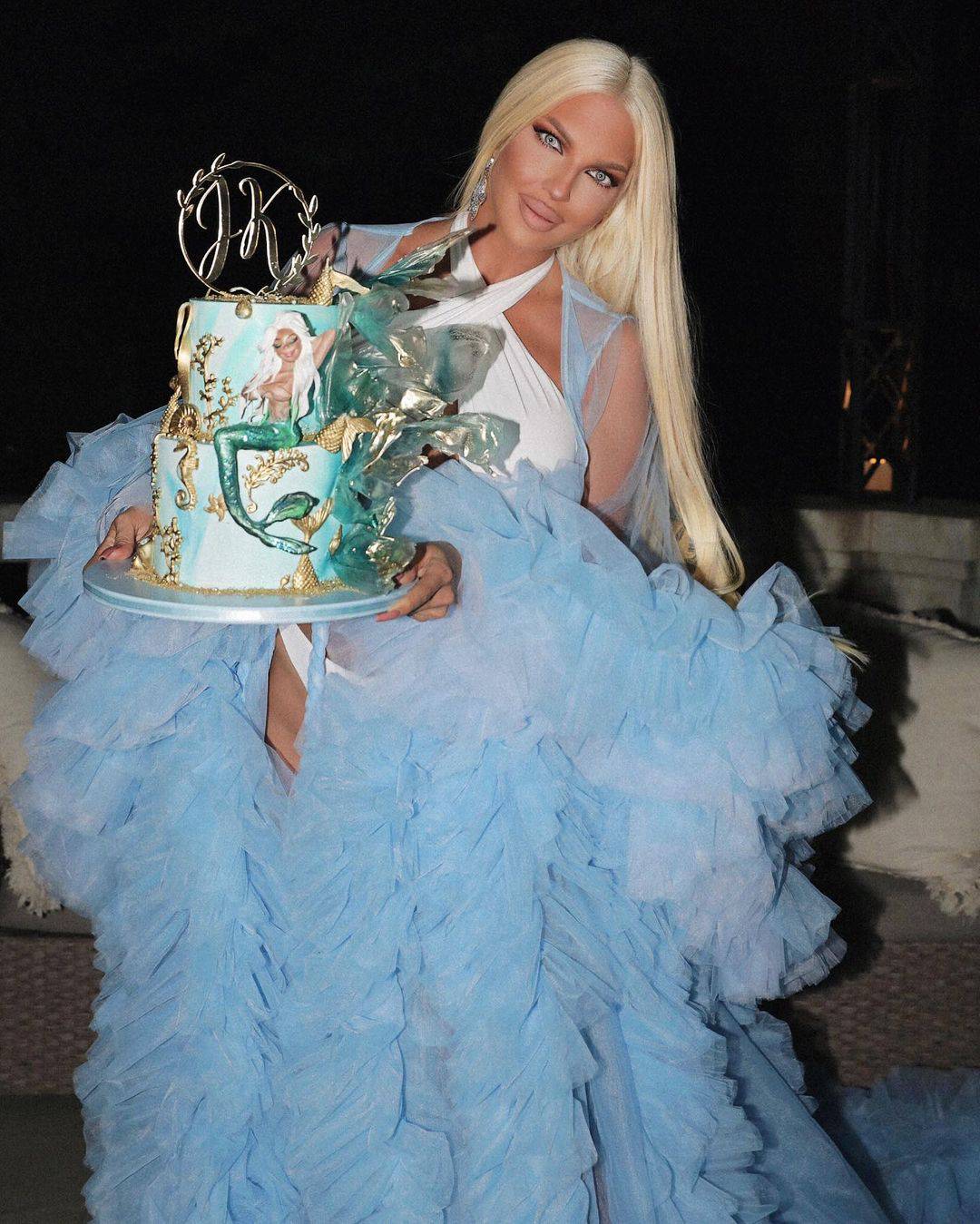Karleuša proslavila rođendan, fotkala se s tortom pa okupala u bazenu u dizajnerskoj haljini