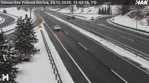 FOTO Pogledajte kakvo je stanje na cestama u Hrvatskoj: Snijeg u Lici, sunce 'provirilo' na jugu