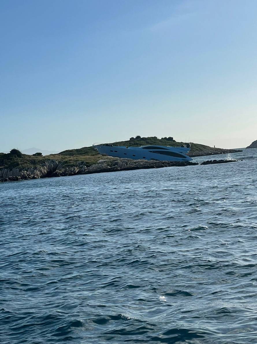 Jahtom se nasukao na Pijavicu