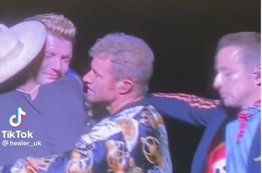 VIDEO Nick iz Backstreet Boysa plakao na koncertu zbog smrti brata, članovi benda ga tješili