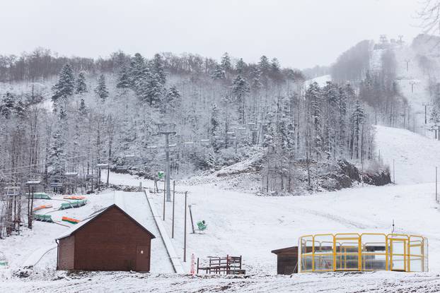 Platak od jutra prekriven snijegom