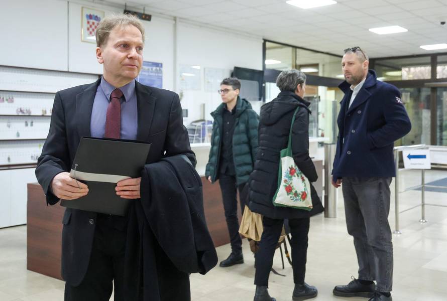 Zagreb: Prosvjednici protiv sisačke farme pilića kod ministra Davida Vlajčića