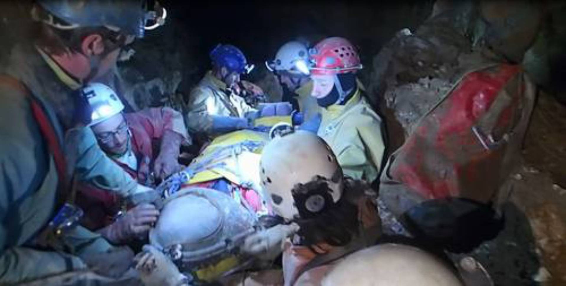 Спасательная операция в крокус. Рескью спасательные работы. Спасательная операция в пещере Тхамлуангнангнон. Riesending Cave Rescue Operation. Спасательная операция в пещере пикабу.