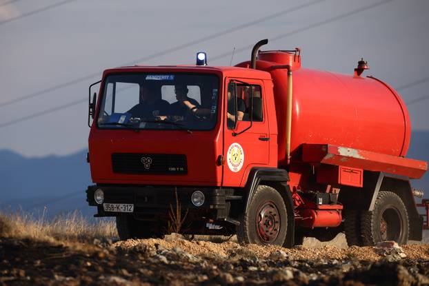 Mostar: Požar iznad Zalika još uvijek nije pod kontrolom, vatra se širi