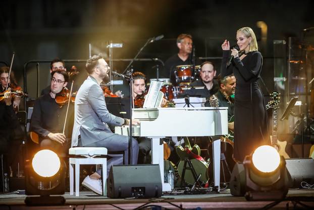 Vela Luka: Tisuće okupljenih na koncertu "Trag u beskraju" u čast Oliveru Dragojeviću