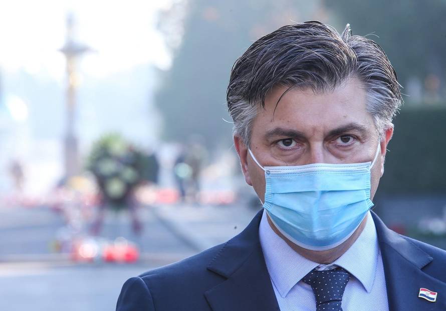 Zagreb: Premijer Plenković sa suradnicima obišao groblje Mirogoj