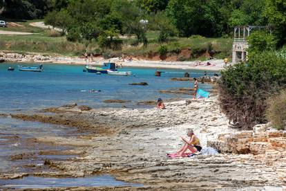 Pula: Tek malobrojni turisti uživali u kupanju i boravku uz more na prvi dan ljeta