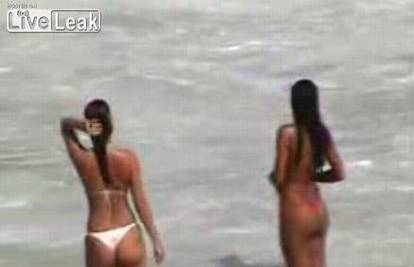 Seksi preplanule Brazilke uživaju na pješčanoj plaži