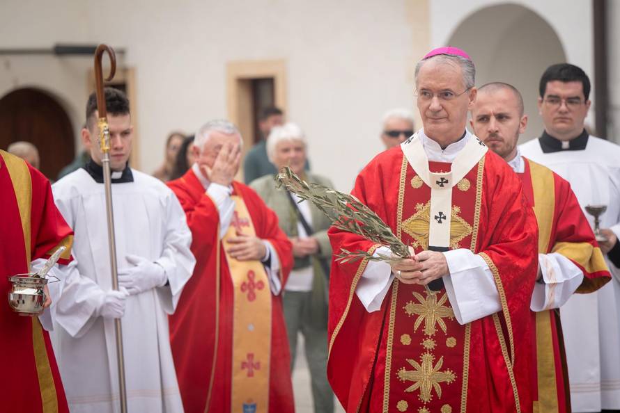 Zagrebački nadbiskup mons. Dražen Kutleša predvodio je euharistijsko slavlje i obred na blagdan Nedjelje Muke Gospodnje