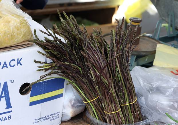 Šibenik: Ponuda šparoga na šibenskoj tržnici