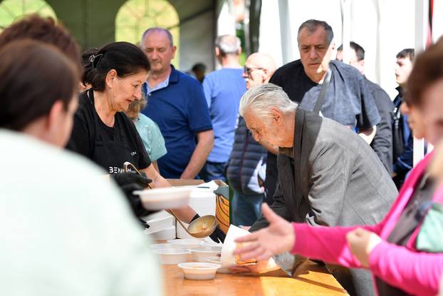 Čakovec: Građani čekali u redu za porciju graha 