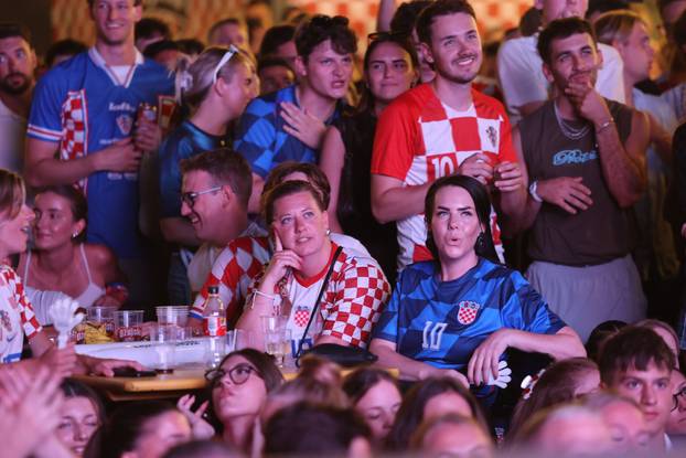 Split: Navijači prate utakmicu Hrvatske i Gane