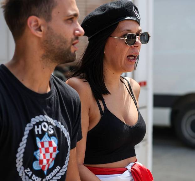 Sinj: Glavni modni detalji za koncert Thompsona - crna majica i zastava Hrvatske