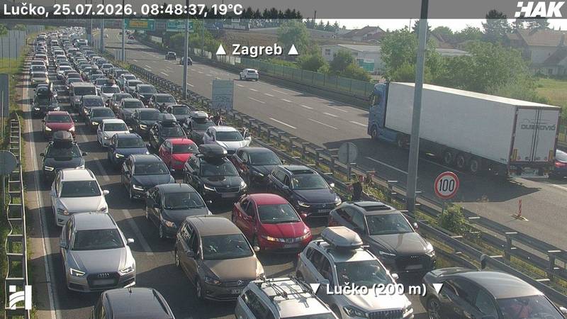 FOTO Pogledajte ogromne gužve na cestama: 'Promet je u blokadi. Polako se vozimo'