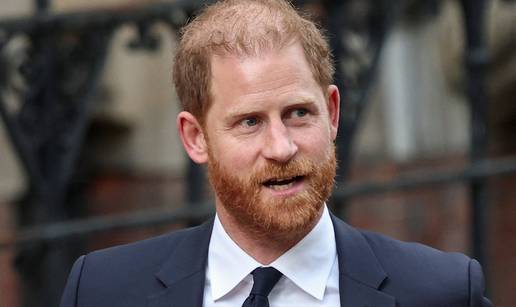 Shrvani princ Harry na sudu: 'Izdava&ccaron; Daily Maila &zcaron;ivot moje supruge pretvorio je u bijedu'