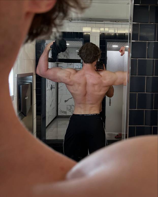 Od mršavog klinca do fitness modela i pozicije  kreativnog direktora Gymsharka