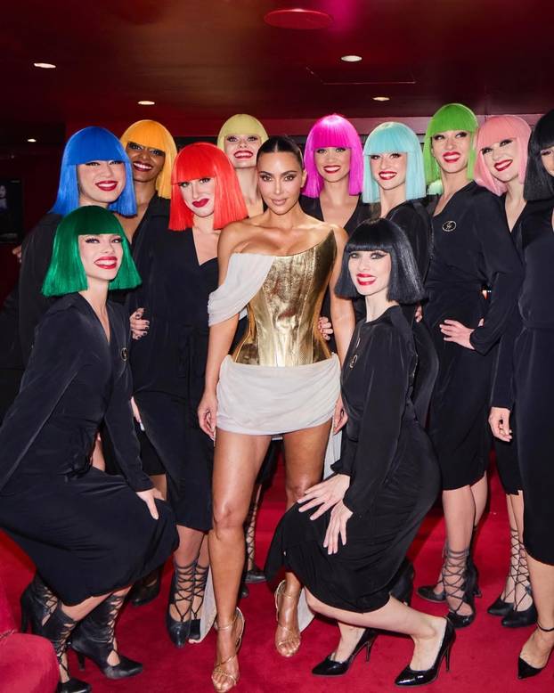 Vrući outfiti Kim Kardashian: Sve je pucalo po šavovima dok je šnajderica spašavala dekolte