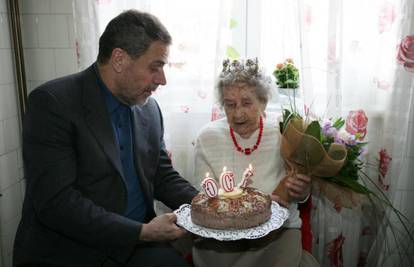 Bakica Ane Razum (100) još peče kolače, a često igra i šah