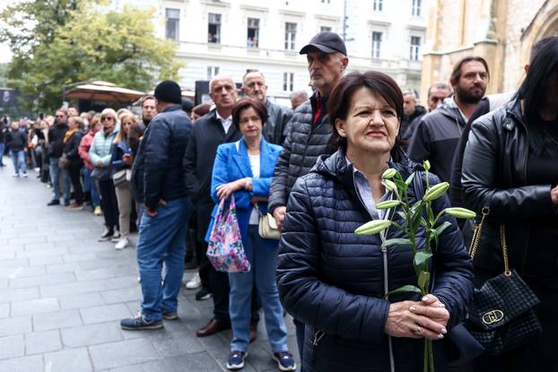 Sarajevo: Povorka prema gradskom groblju Bare gdje će biti pokopan Halid Bešlić
