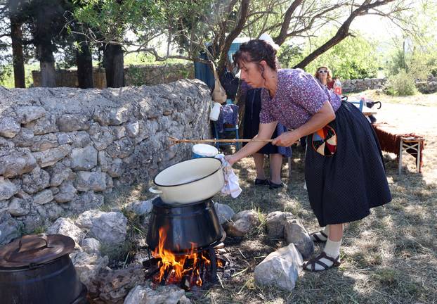 Vodice:Tradicionalni prvosvibanjski piknik u Rakitnici,spremanje divljeg zelja i pulente.