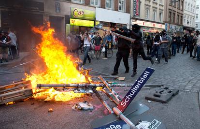 Nasilje u Hamburgu: Policija je zapucala, ulice i auti u plamenu